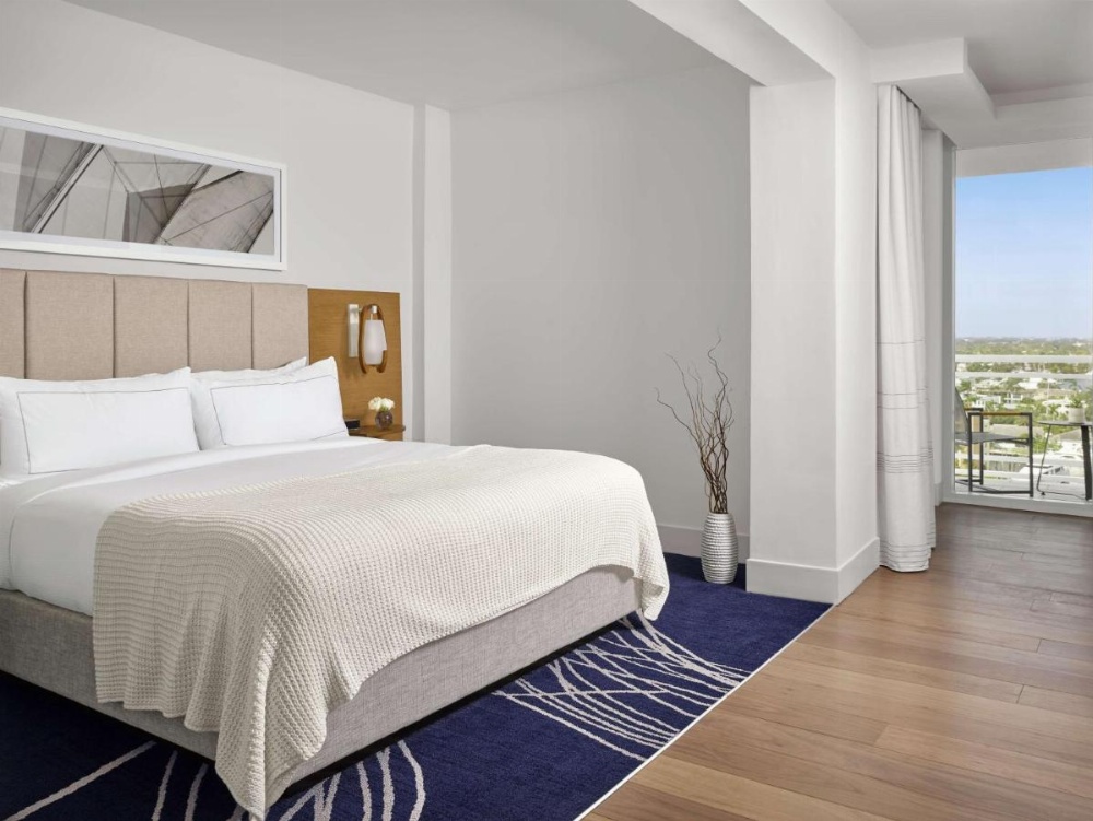 King Bed Corner Suite Marina View Balcony